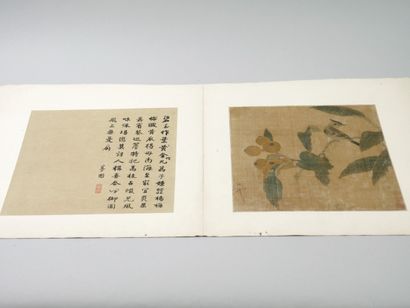 null CHINA 20th century. 

Painting on silk with a bird perched on flowering branches....