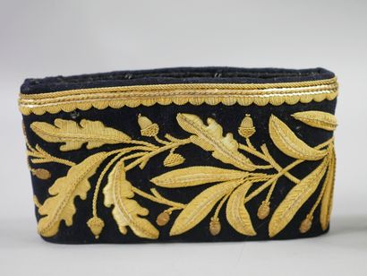 null Pair of officer's cuff embroidered in gold metal thread.