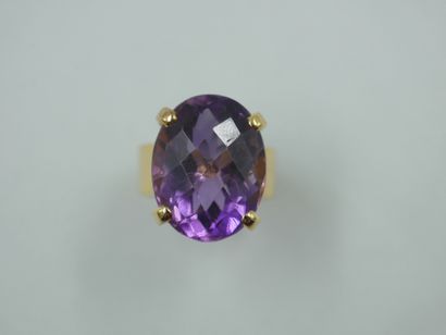 null A modernist ring in 18k yellow gold with an oval faceted amethyst. 

Period...