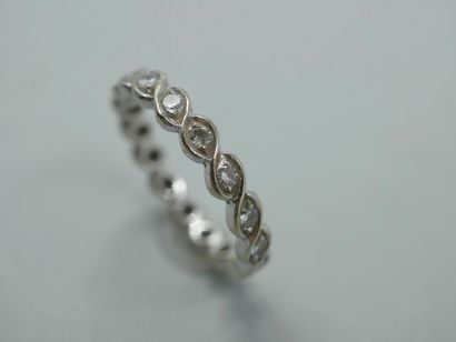 null Twisted wedding ring in 18k white gold topped with diamonds. 

PB : 4,10gr....