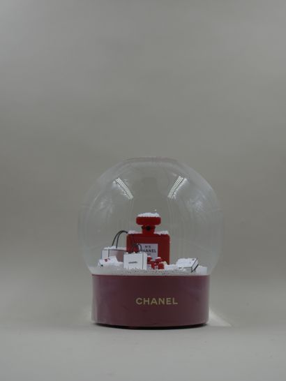 null CHANEL. 

Motorized XXL snow globe featuring the n°5 bottle. 

Height : 19 cm....