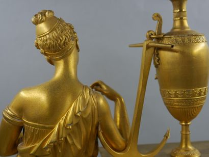 null Pendule à l'effigie de la Marine en bronze ciselé doré représentant une femme...