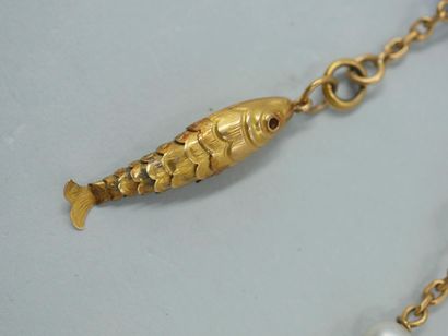 null Lot comprenant : 

- Bracelet en or jaune 18k agrémenté de perles de cuture,...