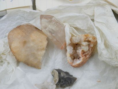 null Lot of natural stones including amazonite, fluorite, quartz, sand rose, etc...