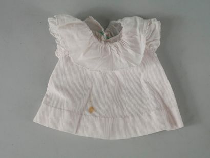 null Sleeveless shirt with round neck buttoned at the back. Stains. H : 20cm