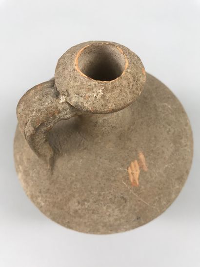 null Fin vase à anse en terre cuite.

Epoque romaine.II-Iième siècle après J.C.

Haut....