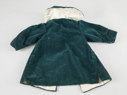 null Coat in green velvet lined sides. Large round collar, four golden buttons, missing...