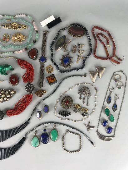 null Important lot of costume jewelry including amber, lapis lazuli, malachite, hematite,...