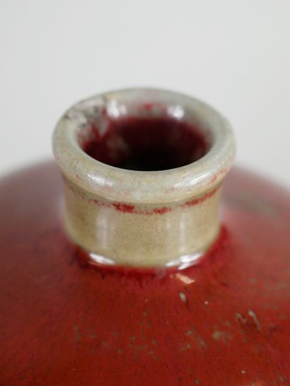 null Porcelain and oxblood enamel meiping vase 

Stamp under the base 

H. 20,5 cm....