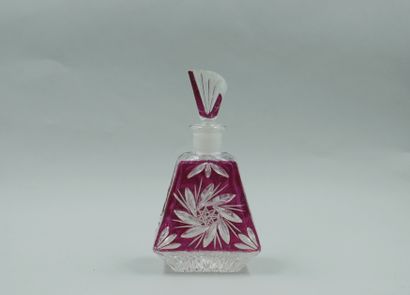 null Bottle out of translucent and red cut crystal with reason of flowers, in the...