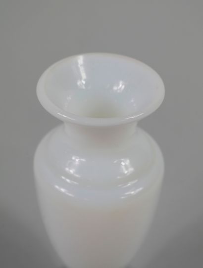 null Vase médicis en verre opalescent dans le goût de Sabino. 

Haut.:18cm.