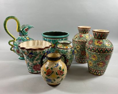 null VALLAURIS. 

Important lot of ceramics including about 30 pieces: vases, pitchers,...