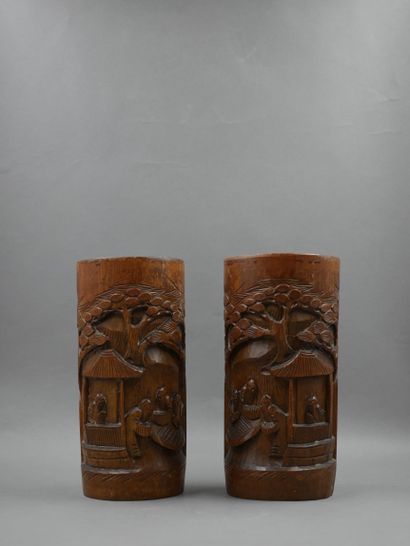 null CHINA XXth. 

Pair of Bitong in bamboo carved with characters.

Height : 18cm....