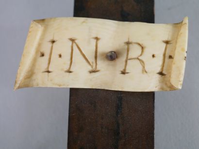 null 
LOT RETIRE DE LA VENTE / Christ en ivoire sur un crucifix en bois noirci.....