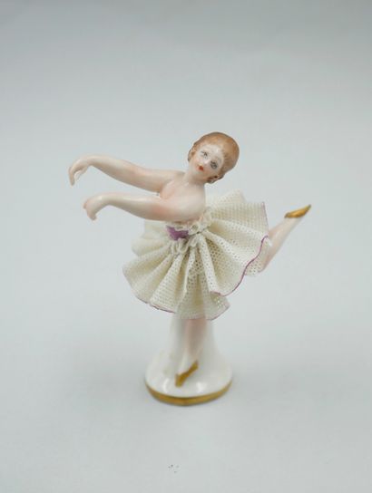 null MEISSEN. 

Dancer in porcelain. 

Height: 10cm.