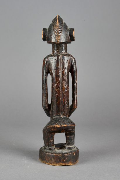 null MALI, Dogon.

 Figure d'ancêtre en bois sculpté.

Haut. : 29cm.

 (Restaurations,...