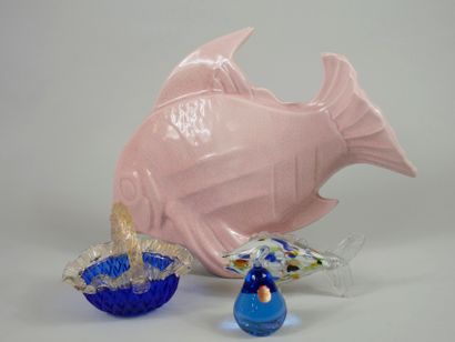 null Fish in pink cracked ceramic. 

Height: 30cm. Larg.40cm. 

A basket, a fish...