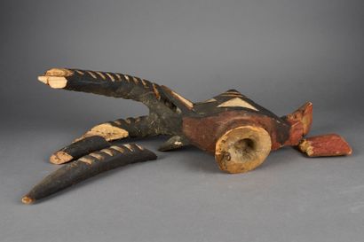 null Masque antilope Lobi en bois sculpté polychrome.

Haut. : env 52cm. 

(En l'état,...