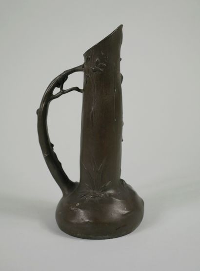 null Elsie Ward HERING (1872-1923). 

Pewter pitcher of tubular form with flattened...