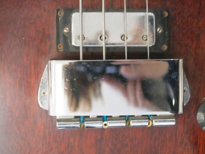 null Electric bass guitar GIBSON made in USA, model EB3 ca.1973. With cover

All...
