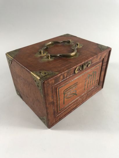 null CHINA, End of 19th and beginning of 20th century. 

Majong set in a box made...