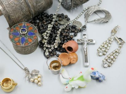 null Lot comprenant bijoux fantaisie anciens, bracelet argent Maroc, chapelet et...