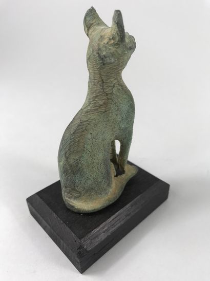 null Chat Déesse Bastet en bronze.

Style saïte.

Haut. : 9,5cm.