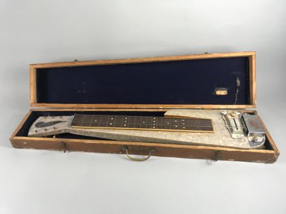 null Lap steel of the mark PARKER France, circa 1930. In its box. 

(Sold as is,...