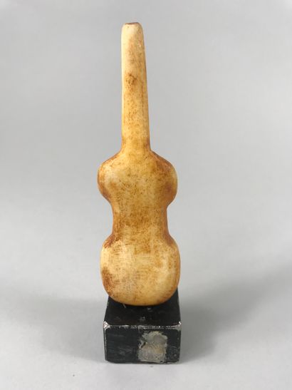 null Female idol in patinated marble of Cycladic type in the shape of a guitar with...