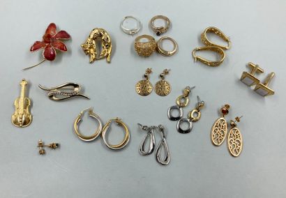 null Lot of costume jewelry, earrings, rings, brooches, cufflinks.
