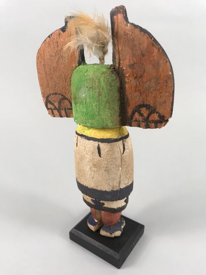 null Statuette in the spirit of the kachinas. Polychrome carved wood.

Height : 24,5cm....