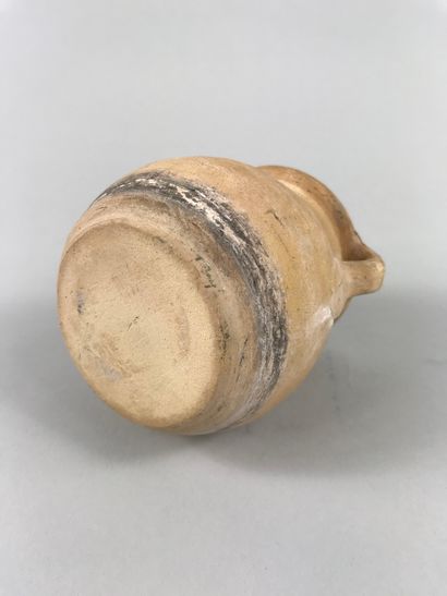 null Vase en terre cuite, de style romain.

Haut. : 9cm. 

(En l’état)