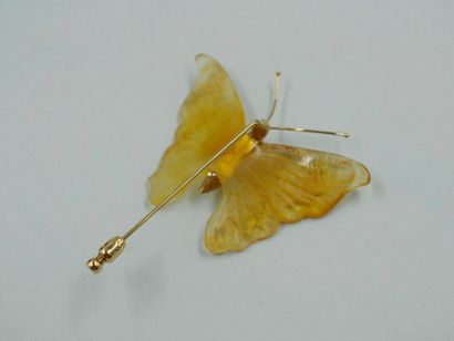 null DAUM France.

 Epingle en métal doré ornée d'un papillon aux ailes déployées...