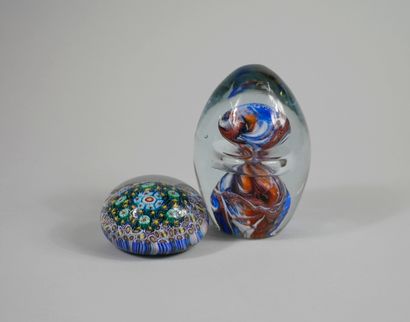 null Michèle LUZARO (20th). 

Glass paperweight, sulfur ball. 

Height: 12cm. 

Sulfide...
