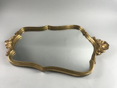 null Miroir en bois doré dans le style Régence. 

77 x 46cm.

(Accidents)