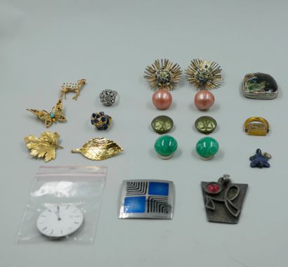 null Important lot of silver, metal and other fancy jewelry.