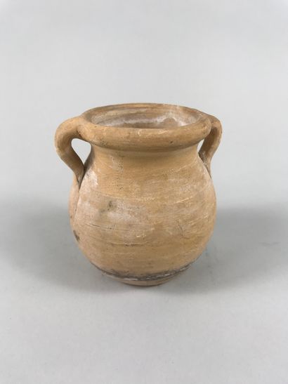 null Vase en terre cuite, de style romain.

Haut. : 9cm. 

(En l’état)