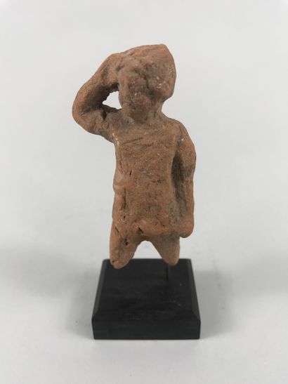 null Child with conical hat in terracotta.

Greek Hellenistic period.IV-Ist century...