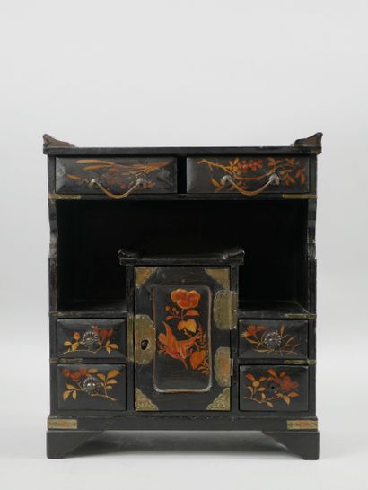 null CHINE XXè siècle.

Petit cabinet à tiroirs en bois peint à décors d'oiseaux...