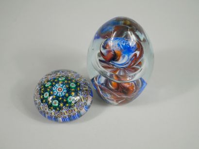 null Michèle LUZARO (20th). 

Glass paperweight, sulfur ball. 

Height: 12cm. 

Sulfide...