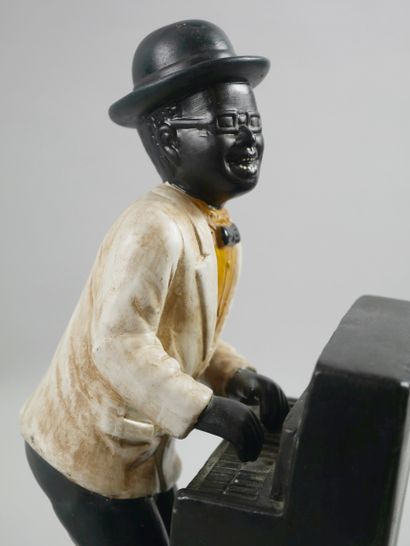 null Musician playing his piano standing.

Proof in polychrome cookie. X

XXth century....
