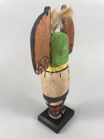 null Statuette in the spirit of the kachinas. Polychrome carved wood.

Height : 24,5cm....