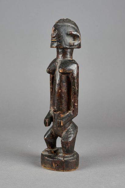 null MALI, Dogon.

 Figure d'ancêtre en bois sculpté.

Haut. : 29cm.

 (Restaurations,...