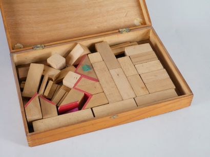 null Wooden construction game in its original box : " Les belles maisons ". H : 23cm...