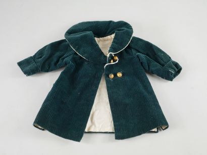 null Coat in green velvet lined sides. Large round collar, four golden buttons, missing...