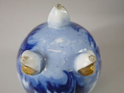 null Vase œuf en porcelaine de Limoges à fond bleu orné de fleurs. Il repose sur...