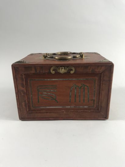 null CHINA, End of 19th and beginning of 20th century. 

Majong set in a box made...