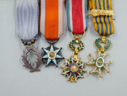 null Lots of miniature medals of the wars 1914/1918 and 1939/1945 including : 

-...