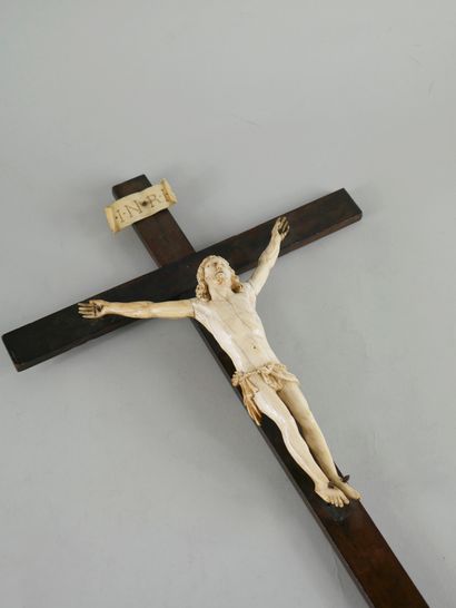 null 
LOT WITHDRAWN FROM THE SALE / Christ in ivory on a crucifix in blackened wood....