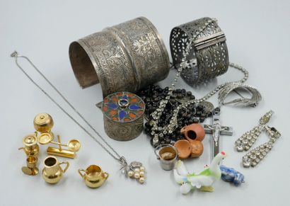 null Lot including antique costume jewelry, silver bracelet Morocco, rosary and various....